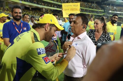 Sunil Gavaskar Expresses Emotion as He Receives MS Dhoni's Autograph on His Shirt during CSK's Lap of Honour Image